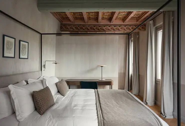 Elegante Senior Villa Manodori Suite mit Himmelbett und stilvollem Interieur