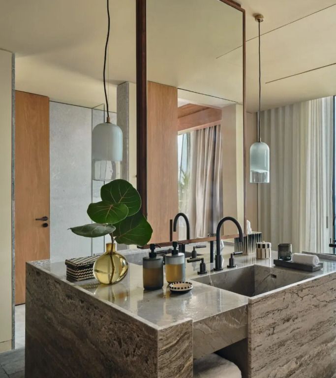 Modernes Badezimmer mit Doppelwaschtisch und eleganter Dekoration
