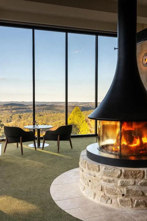 Lounge mit Panoramablick und Kamin, komfortable Sitzgelegenheiten.