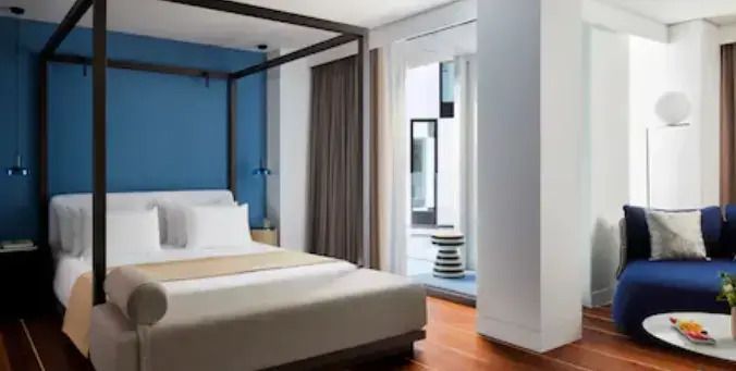 Junior-Suite mit Zugang zum Balkon und Himmelbett