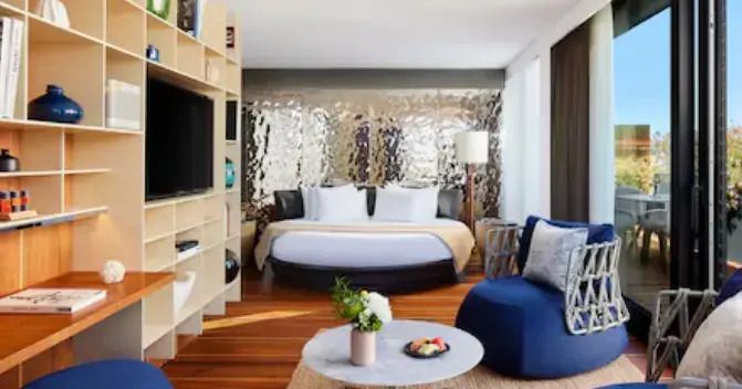 Moderne Suite mit rundem Doppelbett, stilvollem Dekor und großem Flachbildfernseher