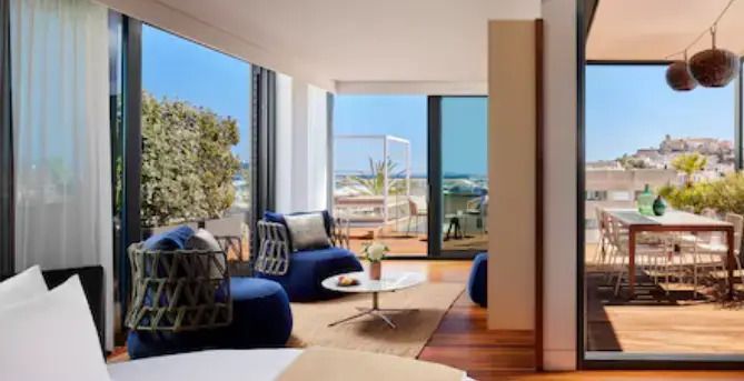 Offenes Wohnzimmer mit Blick auf Meerterrasse, moderne Sitzgelegenheiten