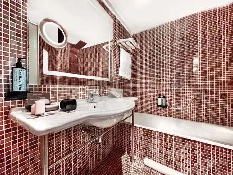 Modernes Badezimmer mit rotem Mosaik und Badewanne