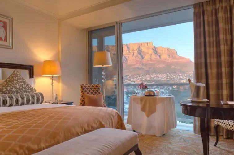 Luxus Tower Doppelzimmer im Hotel mit Blick auf den Tafelberg durch große Fenster