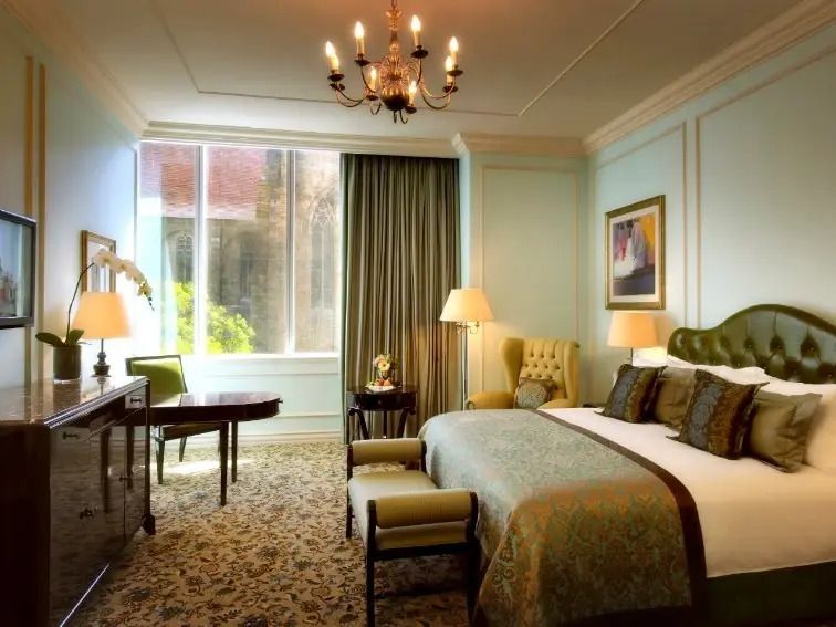 Elegantes Taj Club Doppelzimmer mit gemütlichem Doppelbett und luxuriöser Einrichtung