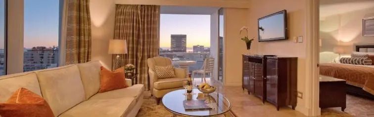 Sitzbereich der Tower Doppel Suite mit Panoramablick auf die Stadt