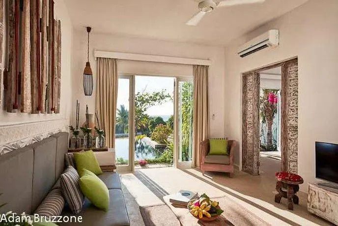 Helle Villa mit Meerblick und moderner Einrichtung. Zugang zur Terrasse.