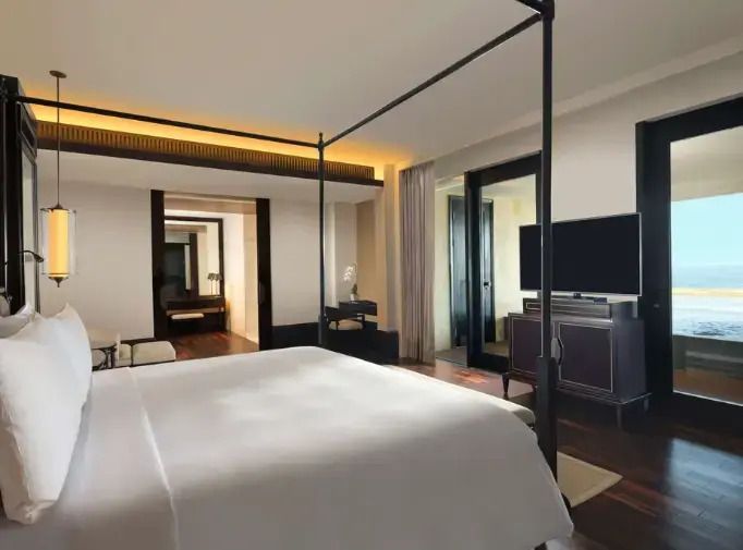 Elegante Prestige Suite mit Himmelbett und moderner Einrichtung