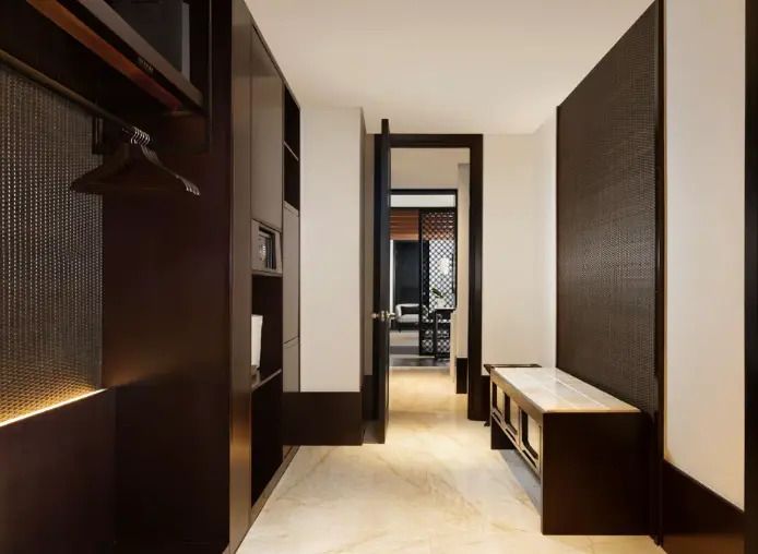 Flur der Suite mit dunklen Holztönen und modernem Design