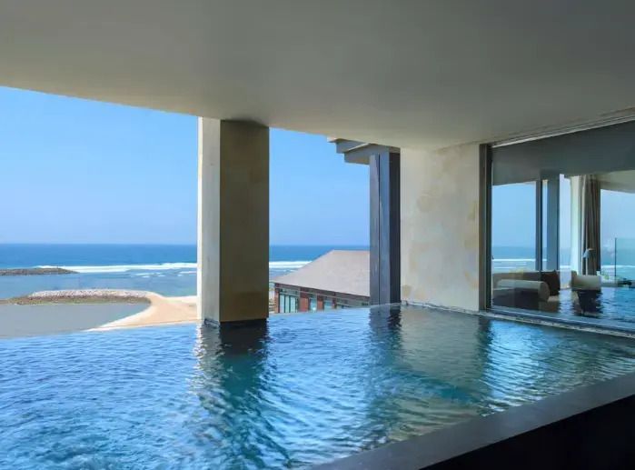 Privater Infinity-Pool mit Blick auf den Ozean