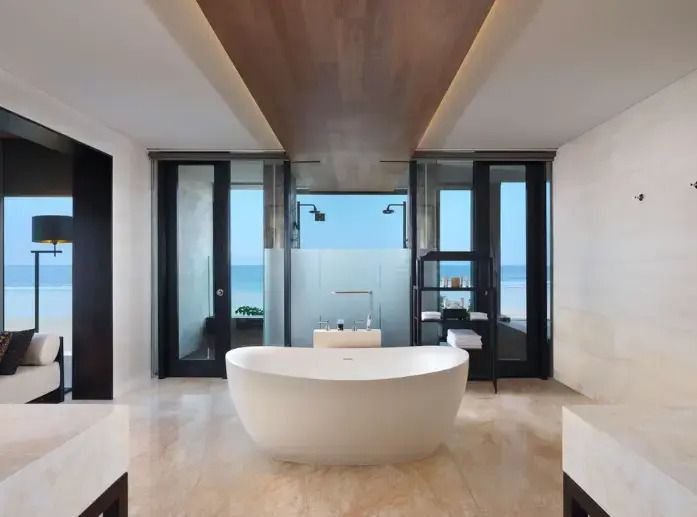 Luxuriöses Badezimmer mit freistehender Badewanne und Meerblick