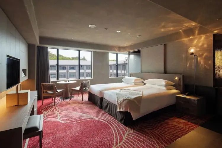 Elegantes Executive Doppelzimmer mit zwei Einzelbetten und großem Fenster.