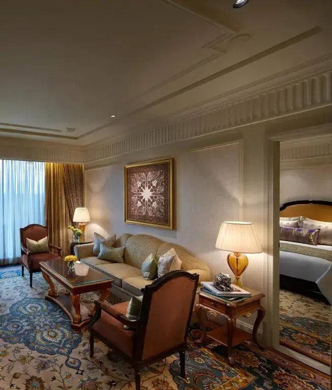 Wohnbereich der Suite mit stilvollen Möbeln und direktem Zugang zum Schlafzimmer
