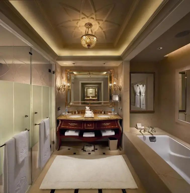 Hochwertiges Badezimmer im Hotel mit edlen Armaturen und feinem Design
