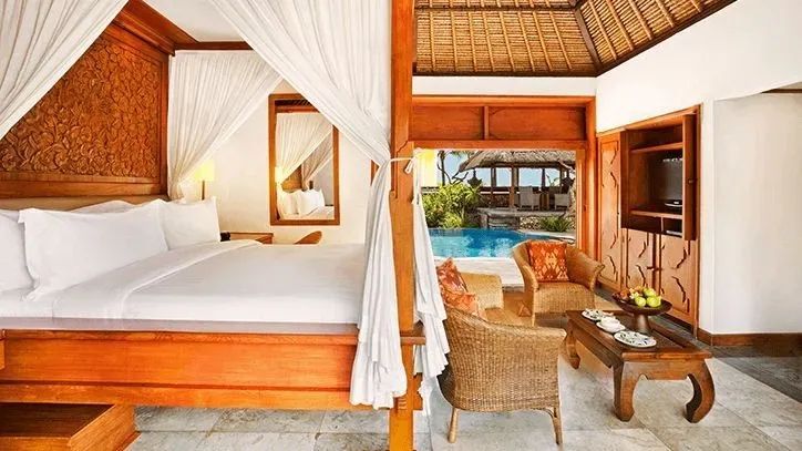 Geräumige Villa mit Himmelbett und Blick auf privaten Pool und tropische Pflanzen