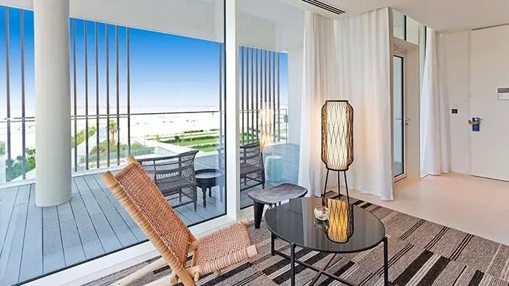 Moderne Suite mit Glasfront und Terrasse im Al Zorah Beach Resort