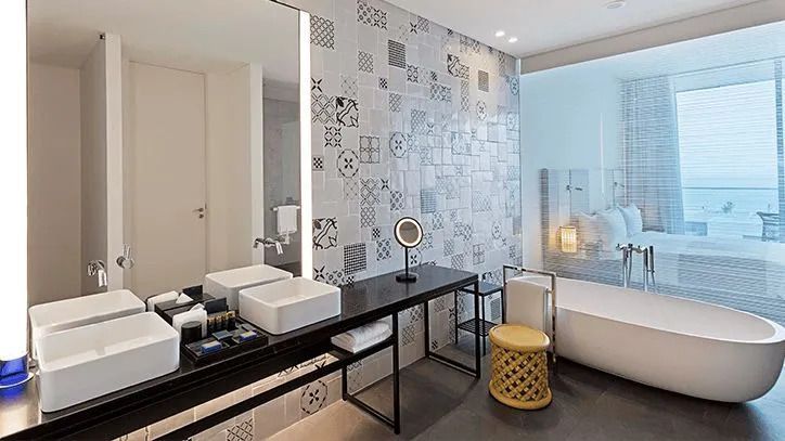 Elegantes Badezimmer mit stilvollen Fliesen im Al Zorah Beach Resort