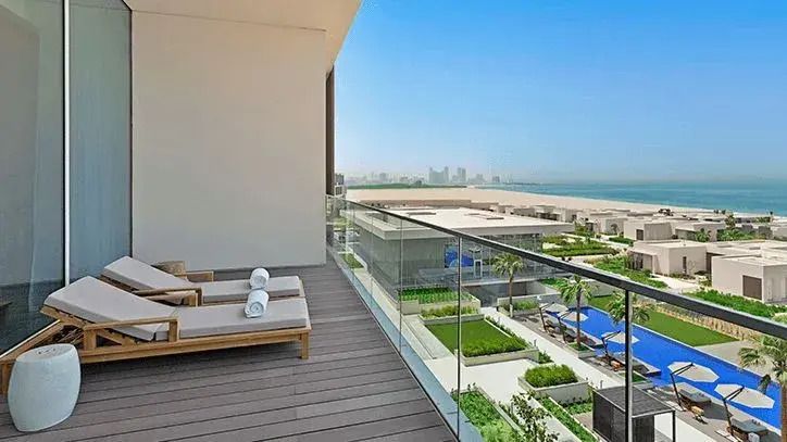 Geräumiger Balkon mit Meerblick und eleganten Liegestühlen