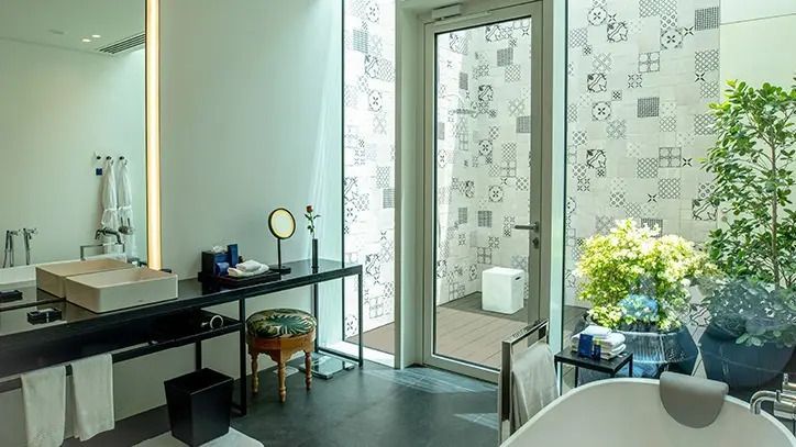 Helles Badezimmer mit Zugang zu einem kleinen Innenhof