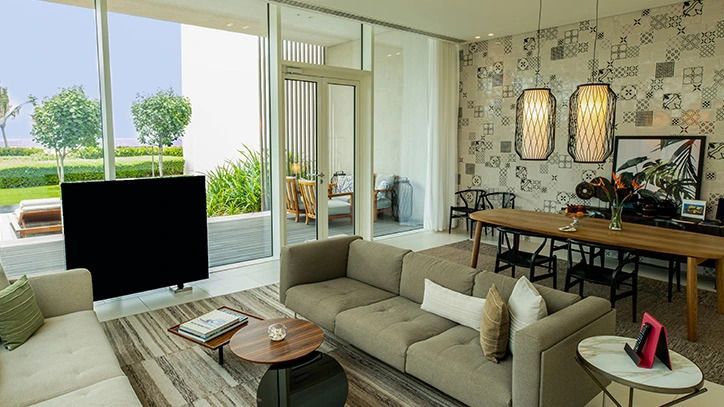 Wohnzimmer mit komfortabler Couch und Zugang zur Terrasse