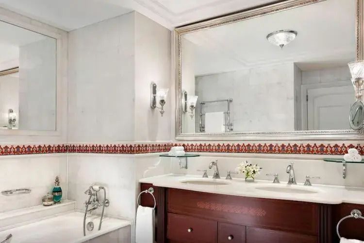 Helles Badezimmer mit Doppelwaschbecken und eleganter Badewanne