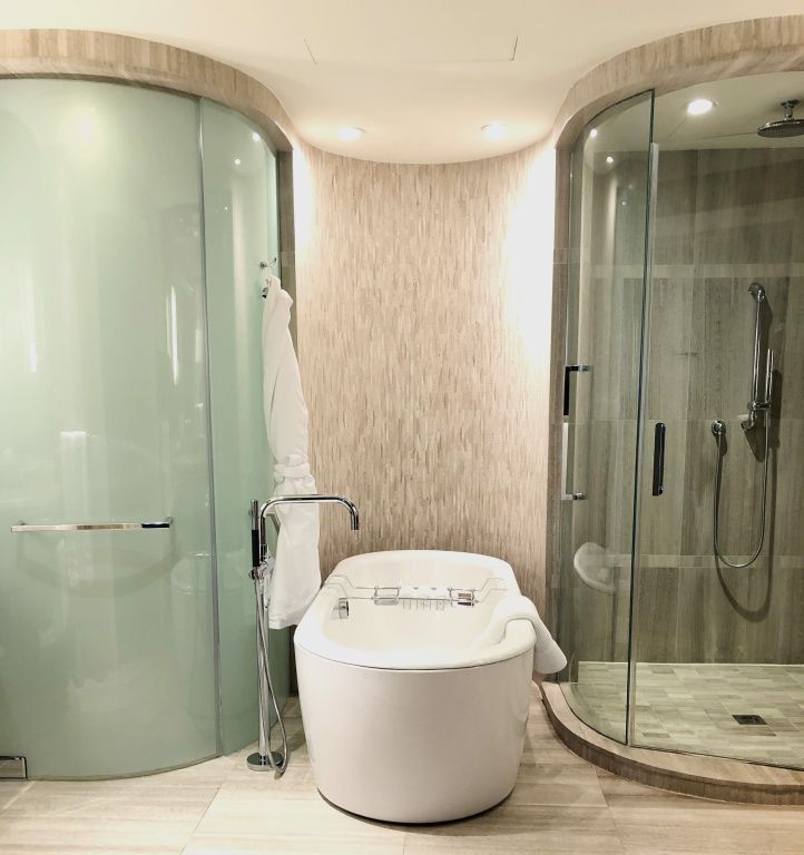 Badezimmer mit freistehender Badewanne und moderner Ausstattung im Ritz-Carlton Toronto