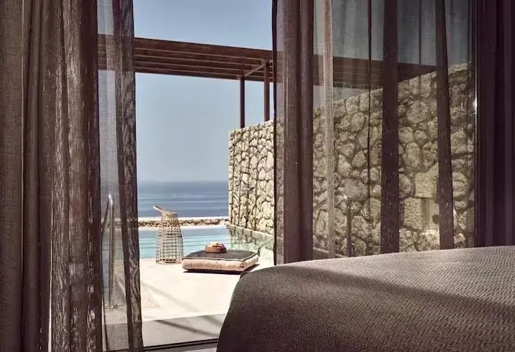 Privater Pool mit Meerblick und ruhiger Terrasse. Liegestühle und Rattanlaterne.