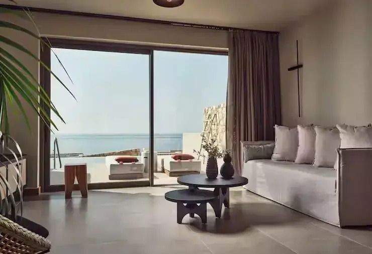 Geräumiges Wohnzimmer mit Blick auf private Terrasse und Meer in der Villa