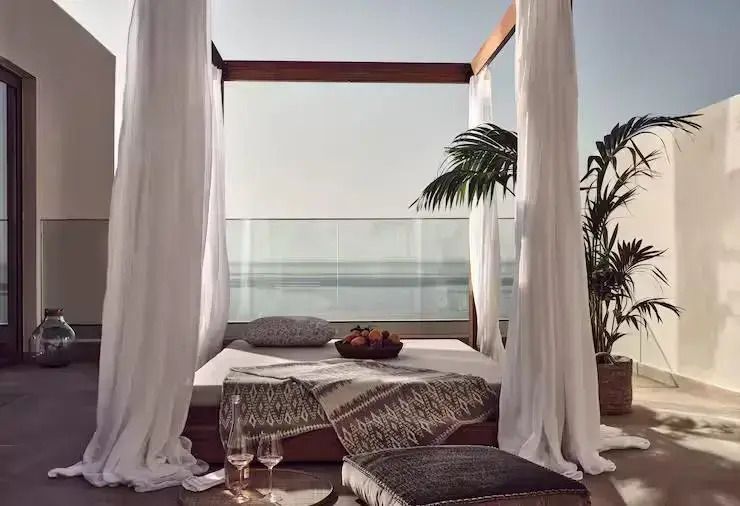 Private Terrasse mit Himmelbett und Meerblick im Resort