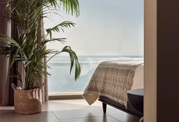 Schlafzimmer mit Blick aufs Meer und luxuriöser Einrichtung