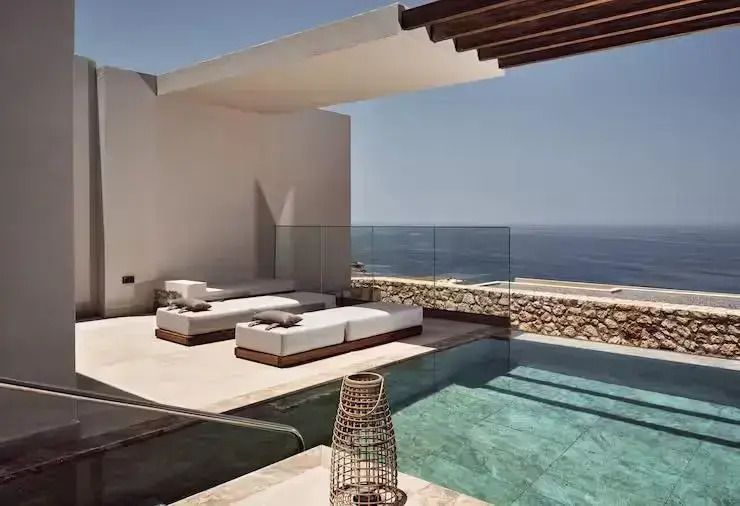 Private Sonnenterrasse mit Pool und Meerblick