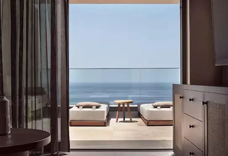 Chaiselongues auf einer Terrasse mit Blick auf das Meer