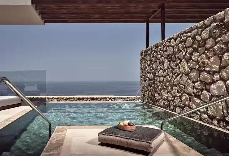 Privater Pool mit Meerblick und Steinmauer