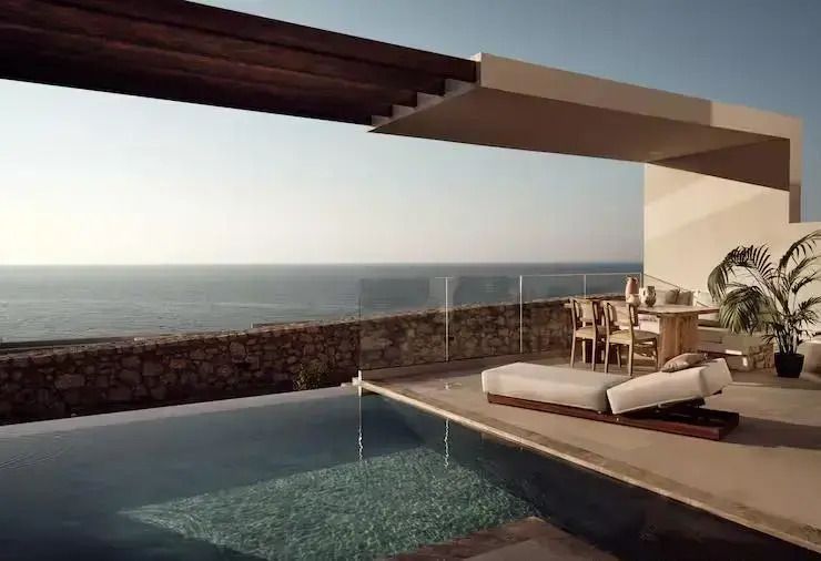 Infinity-Pool mit Meerblick und Holzabdeckung