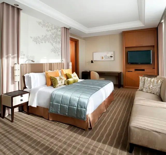 Geräumiges Zimmer mit Doppelbett und stilvollem Interieur im St. Regis Osaka.