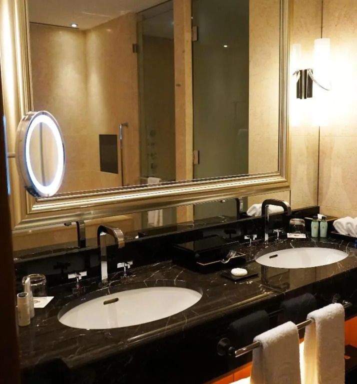 Modernes Badezimmer mit Doppelwaschbecken und Spiegel