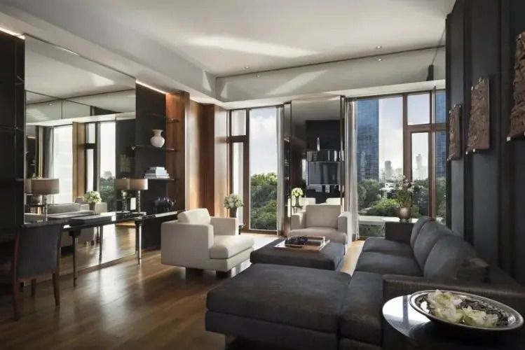Luxuriöser Wohnbereich der Suite mit stilvollen Möbeln und Panoramafenstern.