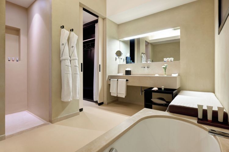 Modernes Badezimmer im Verdura Resort mit eleganter Ausstattung und Bademänteln
