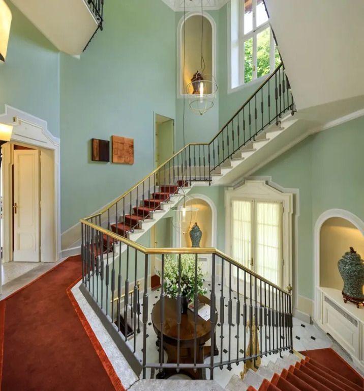 Großzügiges Treppenhaus mit kunstvollen Details im Hotel Villa d'Este