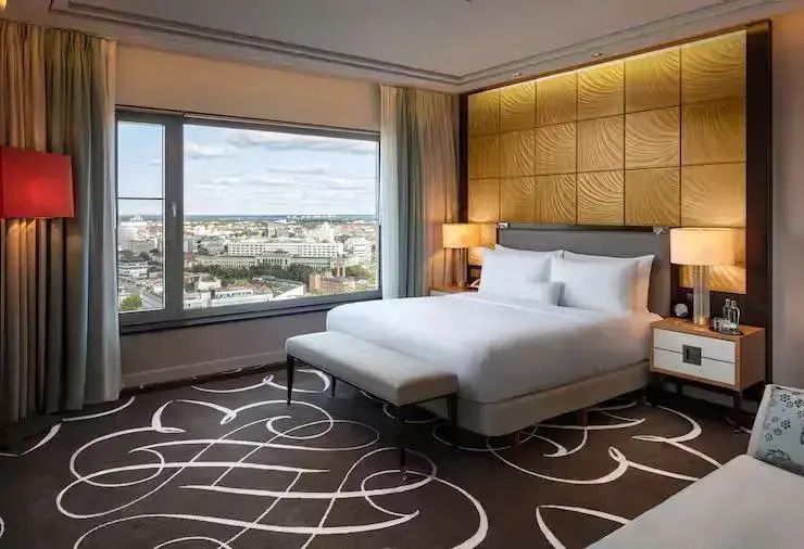 Geräumiges Schlafzimmer mit Doppelbett und Panoramablick auf Berlin