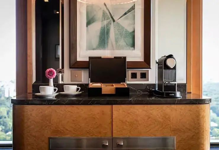 Zimmerservice-Bereich mit Espresso-Maschine und stilvoller Dekoration