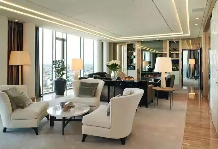 Geräumiger Wohnbereich mit großen Fenstern und moderner Einrichtung in der Presidential Suite