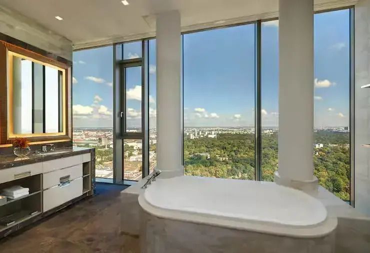 Luxuriöses Badezimmer mit freistehender Badewanne und Aussicht über Berlin