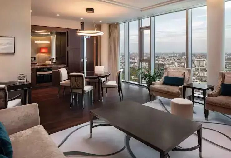 Geräumiges Wohnzimmer mit Panoramafenstern und Stadtblick