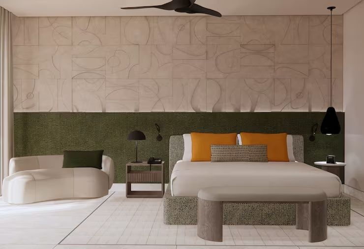 Gemütliches Schlafzimmer mit Doppelbett und eleganter Wanddekoration