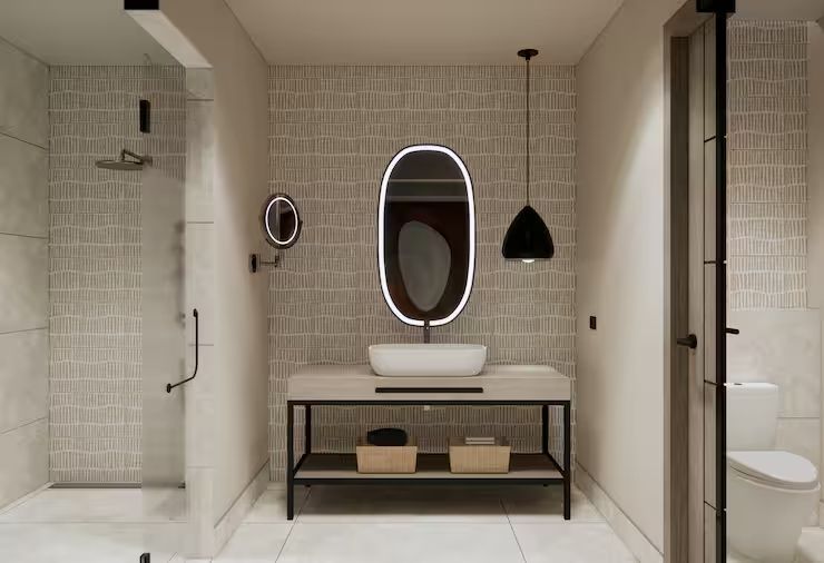 Luxuriöses Badezimmer mit beleuchtetem Spiegel und eleganten Armaturen