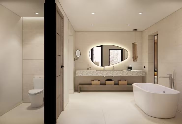 Elegantes Badezimmer mit freistehender Badewanne und großem Spiegel