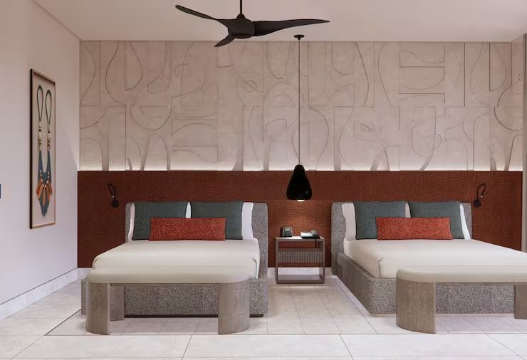Modern eingerichtetes Hotelzimmer mit zwei Einzelbetten und stilvoller Wanddekoration