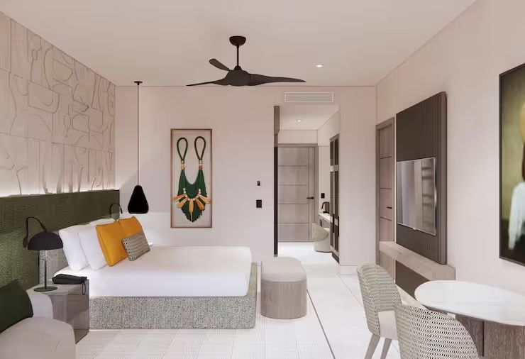 Helles Hotelzimmer mit einem großen Bett und modernen Möbeln