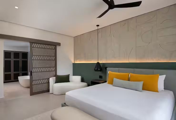 Elegantes Schlafzimmer in der Suite mit Doppelbett und modernem Dekor